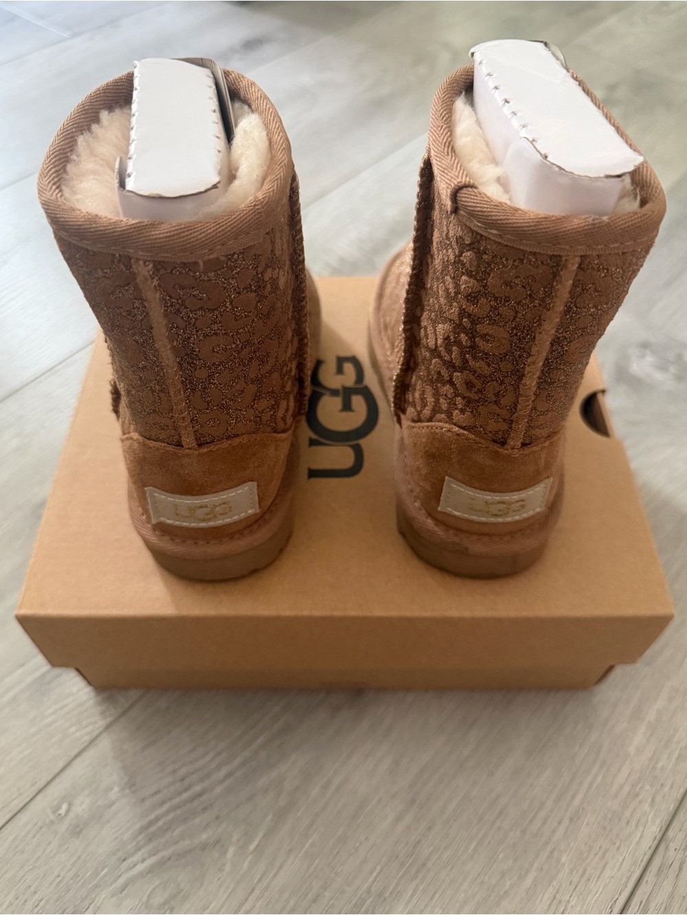 UGG Chestnut Glitter Leopard Classic Short Kids Boots - Picture 2 of 9